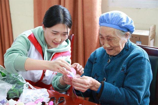 “新型养老”走红，不去养老院也不麻烦子女，网友：以后也这么过(图10)