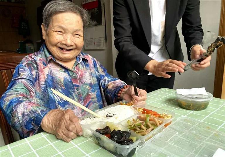 智慧养老托起幸福晚年 兰州市推进“互联网+”居家养老建设(图1) 智慧养老托起幸福晚年 兰州市推进“互联网+”居家养老建设(图1)