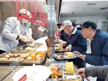 智慧养老飞入寻常百姓家！青岛市北有137处居家养老服务站(图1)