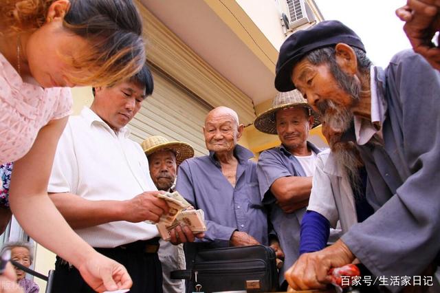 退休老人有福了!70岁老人享受养老金还有高龄补贴,你领取了吗?(图2) 退休老人有福了!70岁老人享受养老金还有高龄补贴,你领取了吗?(图2)