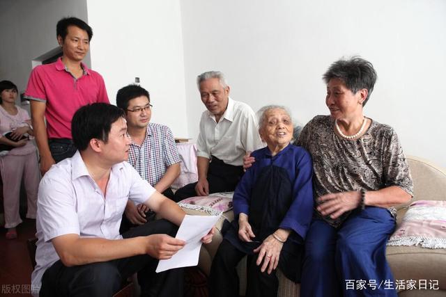 退休老人有福了!70岁老人享受养老金还有高龄补贴,你领取了吗?(图3) 退休老人有福了!70岁老人享受养老金还有高龄补贴,你领取了吗?(图3)
